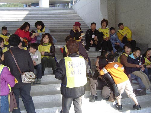 지부별 모임을 하고 있는 학부모와 장애우들 